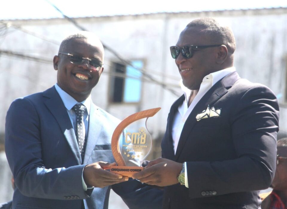 Foto: António Gombe. Chiquinho Conde, à direita, recebendo um troféu do autarca da Beira, Albano Carige.