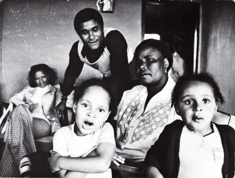 FOTO: CORTESIA DA FAMÍLIASPORT LISBOA E BENFICA (Eusébio em Maputo, com a mulher, Flora, a mãe, Elisa, e as duas filhas, Carla e Sandra).